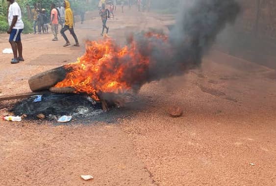 Des manifestants brûlent des pneus à Labé