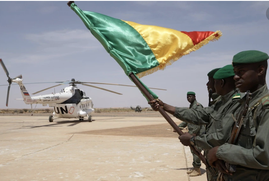 Des soldats maliens devant l'hélicoptère transportant le Premier ministre malien atterrit à Menaka, au Mali, le 9 mai 2018 "AFP"