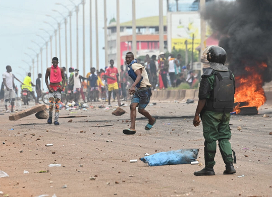 Des jeunes manifestants jetant des pierres en direction des forces de l'ordre