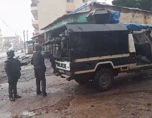 Des policers postés à Bambéto magasin