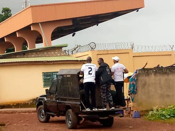 Feature image Des jeunes arrêtés conduits par la Police à au parquet de Mamou
