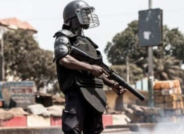 Un policer guinéen sur le front du maintien d'ordre à Conakry, Amnesty International