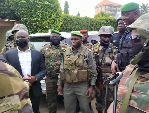 Le DG du patrimoine bâti public, Mohamed Doussou Traoré (en costume noir), et les Colonels Sabiba Koulibaly, chef d'État-major Général des Armées et Balla Soumoura, haut commandant de la gendarmerie