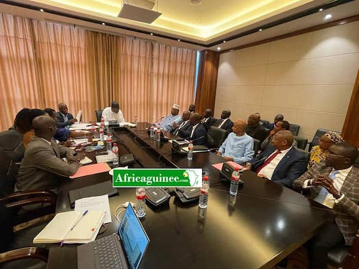 Feature image Boni Yayi médiateur de la Cedeao s'entretenant avec des acteurs politiques guinéens