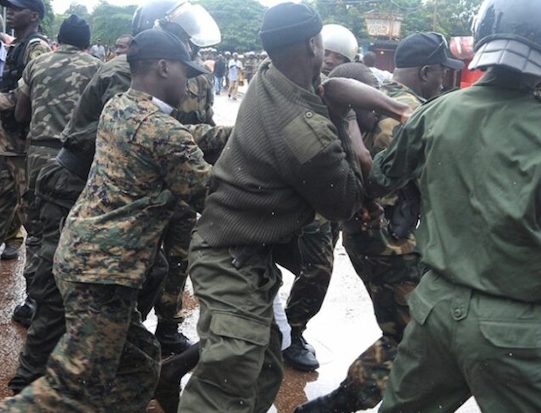 Des gendarmes arrêtant un manifestant le 28 septembre 2009