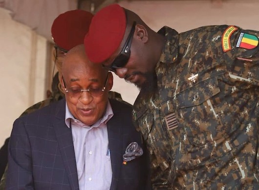 Colonel Mamadi Doumbouya, président de la transition guinéenne et son son ministre des Infrastructures, Yaya Sow