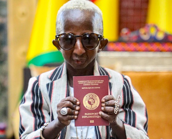 Feature image Grand P détenant son passeport diplomatique