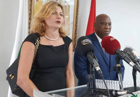 Feature image Mme Jolita Ponse, cheffe de la Délégation de l'Union Européenne (UE) en Guinée et Dr Morissanda Kouyaté, ministre guinéen des Affaires Étrangères, de la Coopération Internationale, de l’Intégration africaine et des guinéens de l’étranger