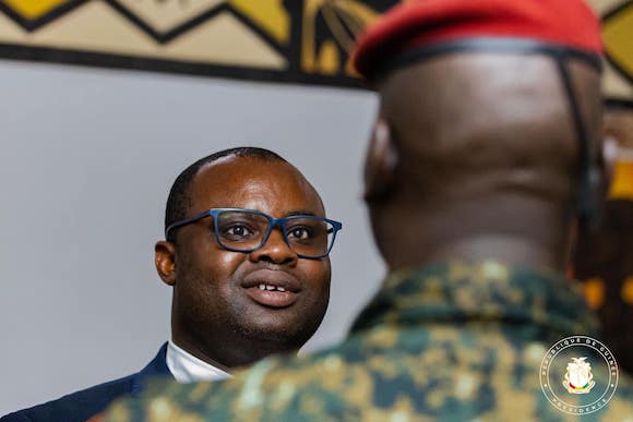 Feature image Bernard Gomou, Premier ministre accueillant Mamadi Doumbouya de retour à Bamako