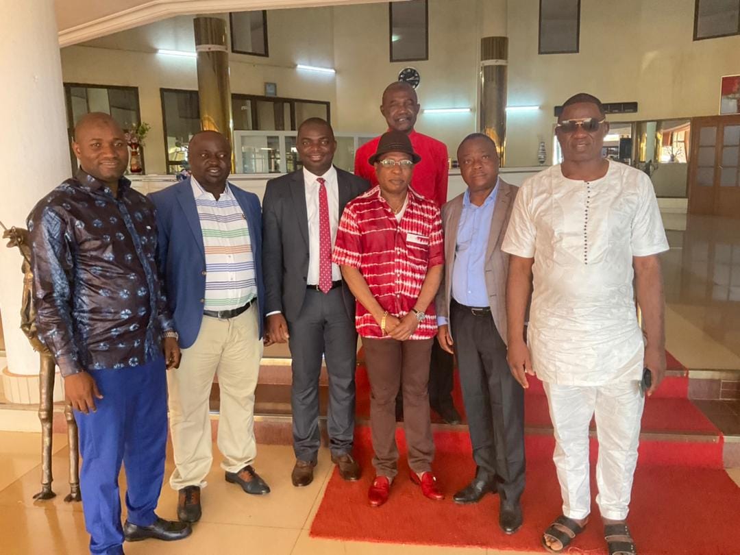 Moussa Dadis Camara entouré de ses avocats depuis Ouagadougou