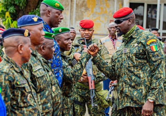 Feature image Colonel Mamadi Doumbouya, président de la transition guinéenne, mercredi lors de son départ pour Bamako