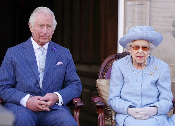Le prince Charles et sa feue mère la reine Elizabeth II, décédée jeudi 08 septembre 2022
