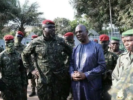 Colonel Mamadi Doumbouya, président de la transition guinéenne, son ministre de la défense Aboubacar Sidiki Camara et son chef des armées Sadiba Koulibaly