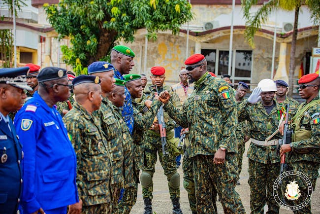 Colonel Mamadi Doumbouya, président de la transition guinéenne avec des membres du CNRD