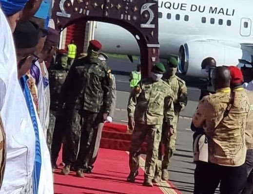 Mamadi Doumbouya accueilli à Bamako par Assimi Goita