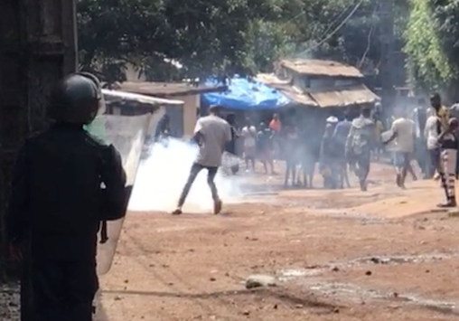 Face à face entre des jeunes manifestants et la police à Bambéto