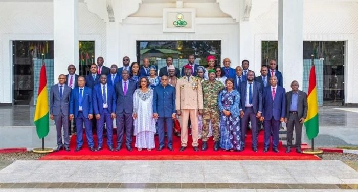 Feature image Colonel Mamadi Doumbouya, président de la transition guinéenne entouré de son Premier Gouvernement