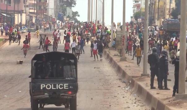 Face à face entre des jeunes de l'Axe et la police lors d'une manifestation fin juillet à Conakry