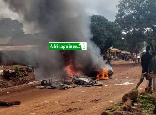 Un véhicule en feu à Léro