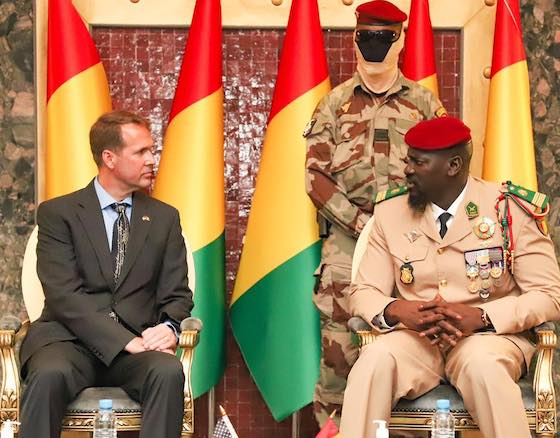 Feature image Colonel Mamadi Doumbouya, président de la transition guinéenne et Troy Damian FITRELL ambassadeur des États-Unis