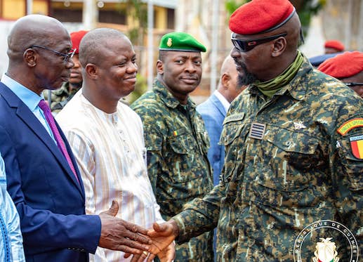 Colonel Mamadi Doumbouya, président de la transition guinéenne serrant la main au ministre délégué à la Défense le Général Aboubacar Sidiki Camara