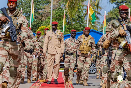 Feature image Colonel Mamadi Doumbouya, président de la transition guinéenne entouré de sa garde rapprochée
