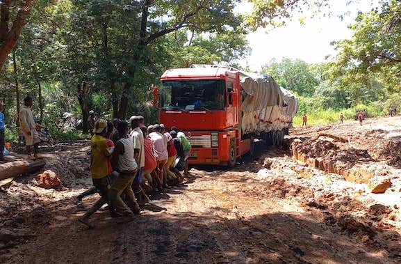 Des usagers tirant un camion à la corde à Fello Sita sur la route Labé-Madina Gounass