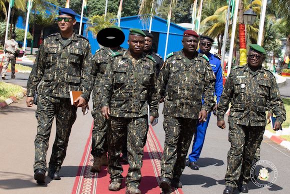 Général Sadiba Koulibaly Chef d’Etat-major Général des armées accompagnés des officiers de l'armée guinéenne