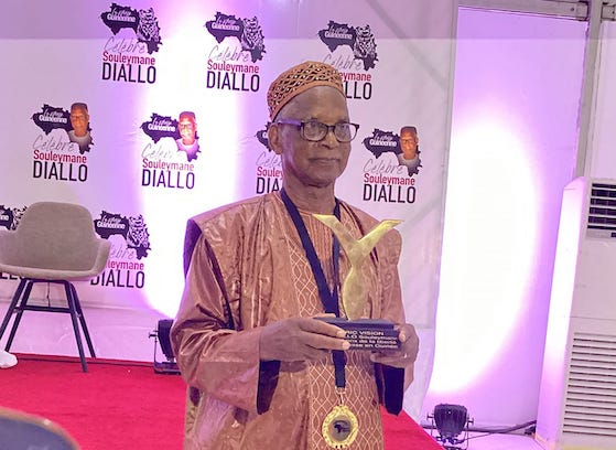 Diallo Souleymane tenant son trophée
