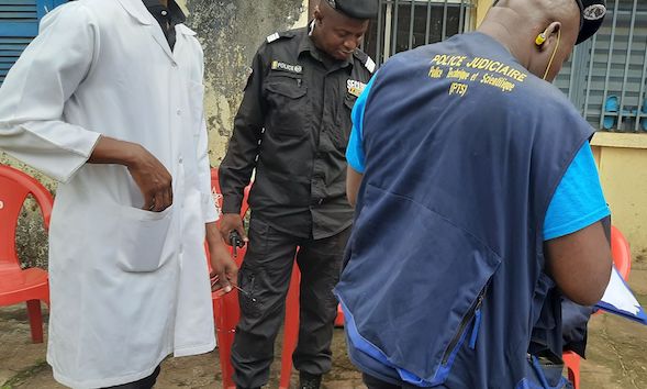 La police scientifique dressant son constat sur les lieux de la découverte macabre