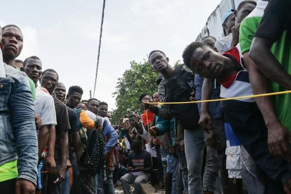 A Monrovia, on fait la queue pour acheter du riz