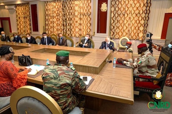 Feature image Colonel Mamadi Doumbouya, président de la transition guinéenne rencontre des diplomates de l'UE en octobre 2021 à Conakry