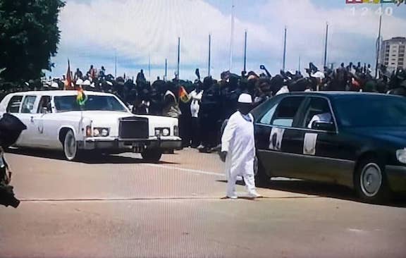 Capture d'écran, défilé des véhicules de véhicules des feus Général Lansana Conté et Ahmed Sékou Touré