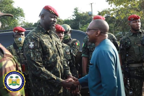 Colonel Mamadi Doumbouya, président de la transition guinéenne et le vice-président de la Sierra Léone, Dr Mohamed Juldeh Jalloh