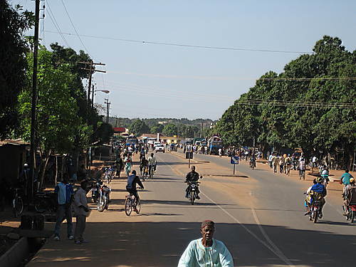 Une vue panoramique d'un boulevard dans la ville de Kankan