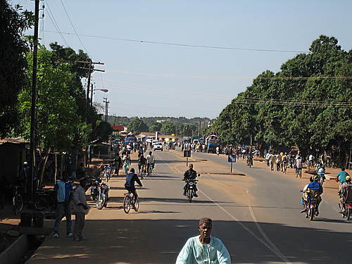 Feature image Une vue panoramique d'un boulevard dans la ville de Kankan