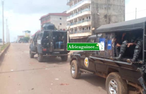 La police anti-émeute déployée sur l'autoroute le Prince, le 20 octobre à Conakry