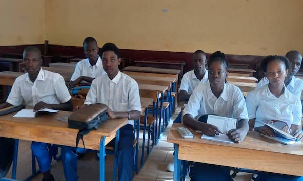 Des lycéens assis dans leur salle de classe