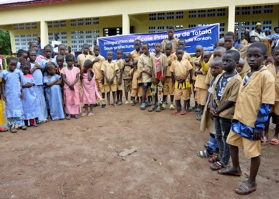 Feature image Le jeudi 06 octobre 2022, Bolloré Transport & Logistics en Guinée a procédé à l’inauguration d’une école primaire dans le district de Totala, sous-préfecture de Tokounou, Préfecture de Kankan. L’édifice est composé de deux salles de classe équipées de tables-bancs, d’un bureau du Directeur, d’une salle d’attente, d’un magasin et d’un bloc de latrine de trois cabines.