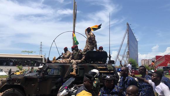 Colonel Mamadi Doumbouya, président de la transition guinéenne s'offrant un bain de foule