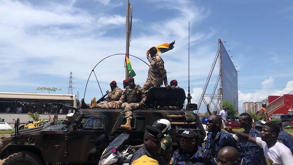 Colonel Mamadi Doumbouya, président de la transition guinéenne s'offrant un bain de foule