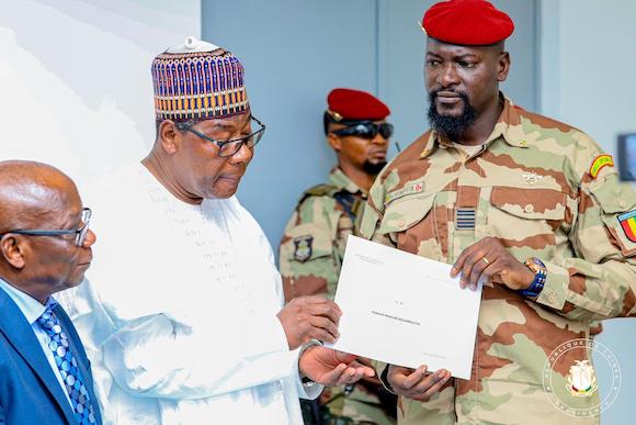 Le colonel Mamadi Doumbouya, Président de la Transition et le Médiateur de la Cedeao, Yayi Bony