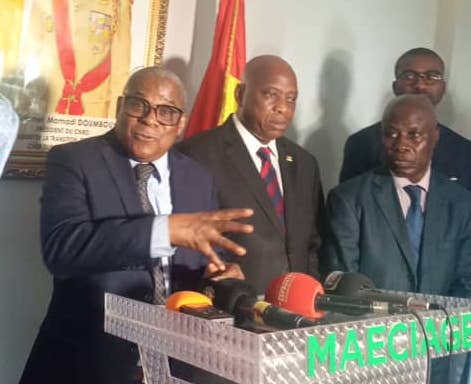 Ernerst Muntaga Jalo, ambassadeur de Guinée Bissau à Conakry s'exprimant à côté du ministre des affaires étrangères Morissanda Kouyaté