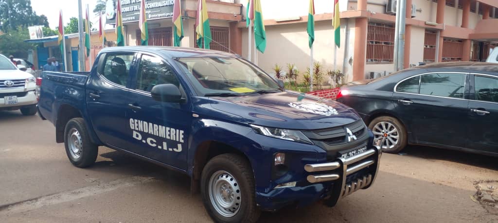 Un véhicule de la gendarmerie quittant les locaux de la DCIJ