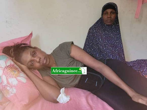 Kadiata Diallo couchée, sa maman assise derrière voilée