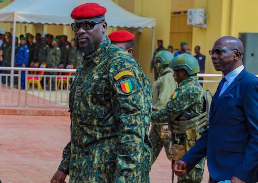 Le colonel Mamadi Doumbouya en compagnie de son ministre délégué à la défense, le Général à la retraite Aboubacar Sidiki Camara