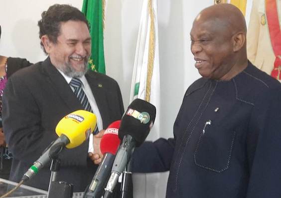Feature image Antonio Carlos De Salles, ambassadeur du Brésil en Guinée et Morissanda Kouyaté, ministre des affaires étrangères, de la coopération, de l’intégration africaine et des Guinéens de l’étranger