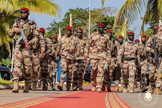 Feature image Colonel Mamadi Doumbouya, président de la transition guinéenne en compagnie de sa garde rapprochée