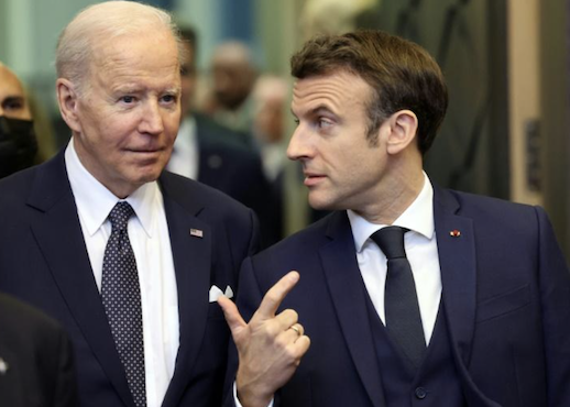 Le président américain Joe Biden (g) et son homologue français Emmanuel Macron lors d'un sommet de l'Otan, le 24 mars 2022 à Bruxelles, crédit photo AFP