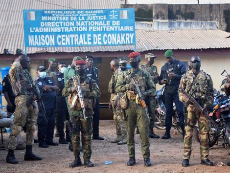 Des gendarmes arrêtés à la devanture de la maison centrale de Conakry, image d'archive